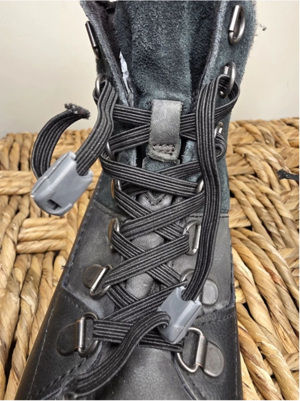 TOMS Sz 8 Mesa Black Gray Suede Leather Hiking Boots Knit Cuff Lace Up Lug Sole